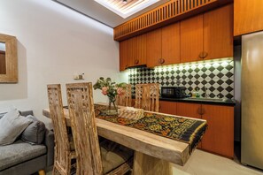 Una cocina moderna con armarios de madera, un salpicadero estampado y un refrigerador de acero inoxidable.