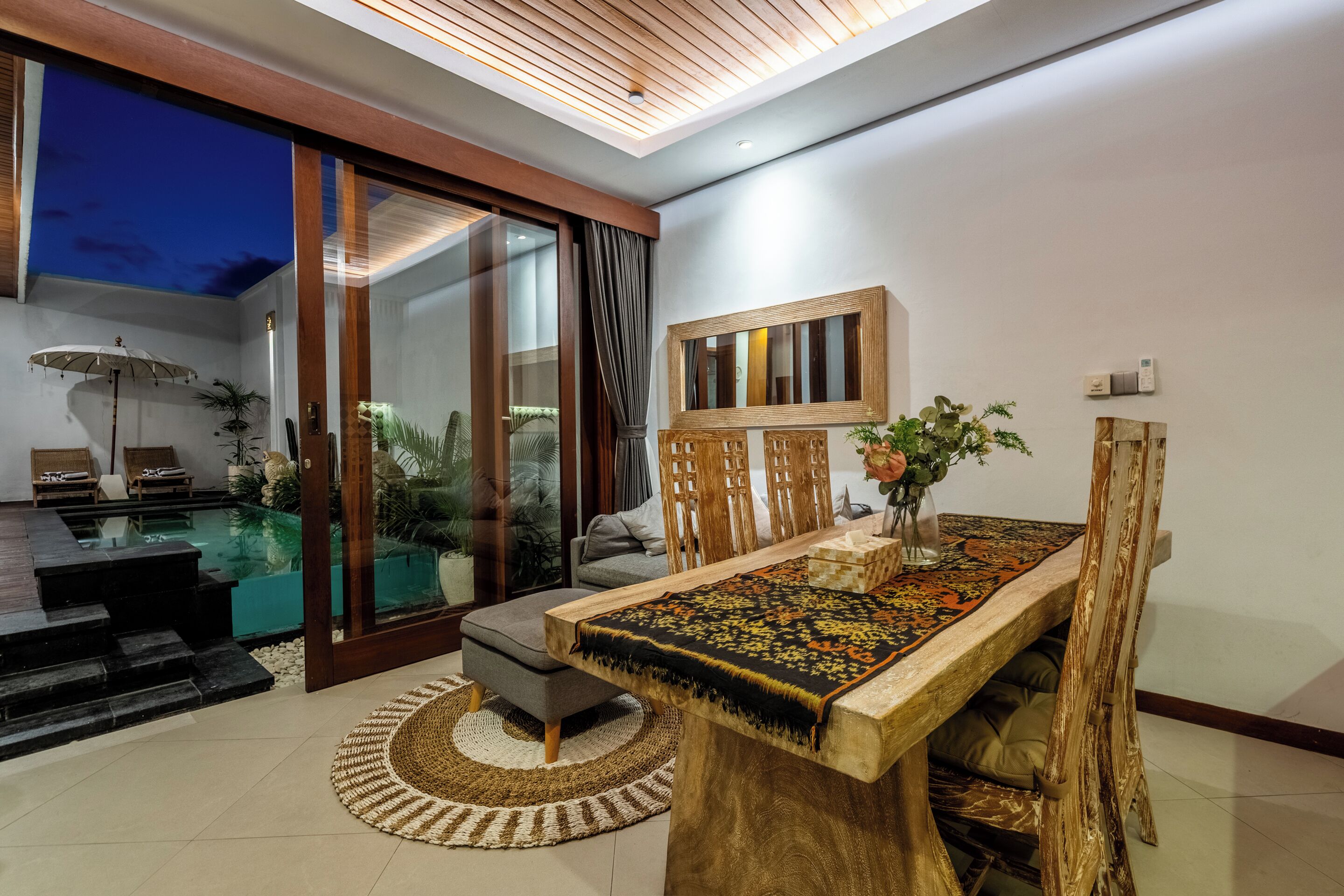 Vila luxo, 2 quartos, piscina particular, vista para a piscina | Área de estar | Smart TV 42 polegadas com canais digitais, Netflix