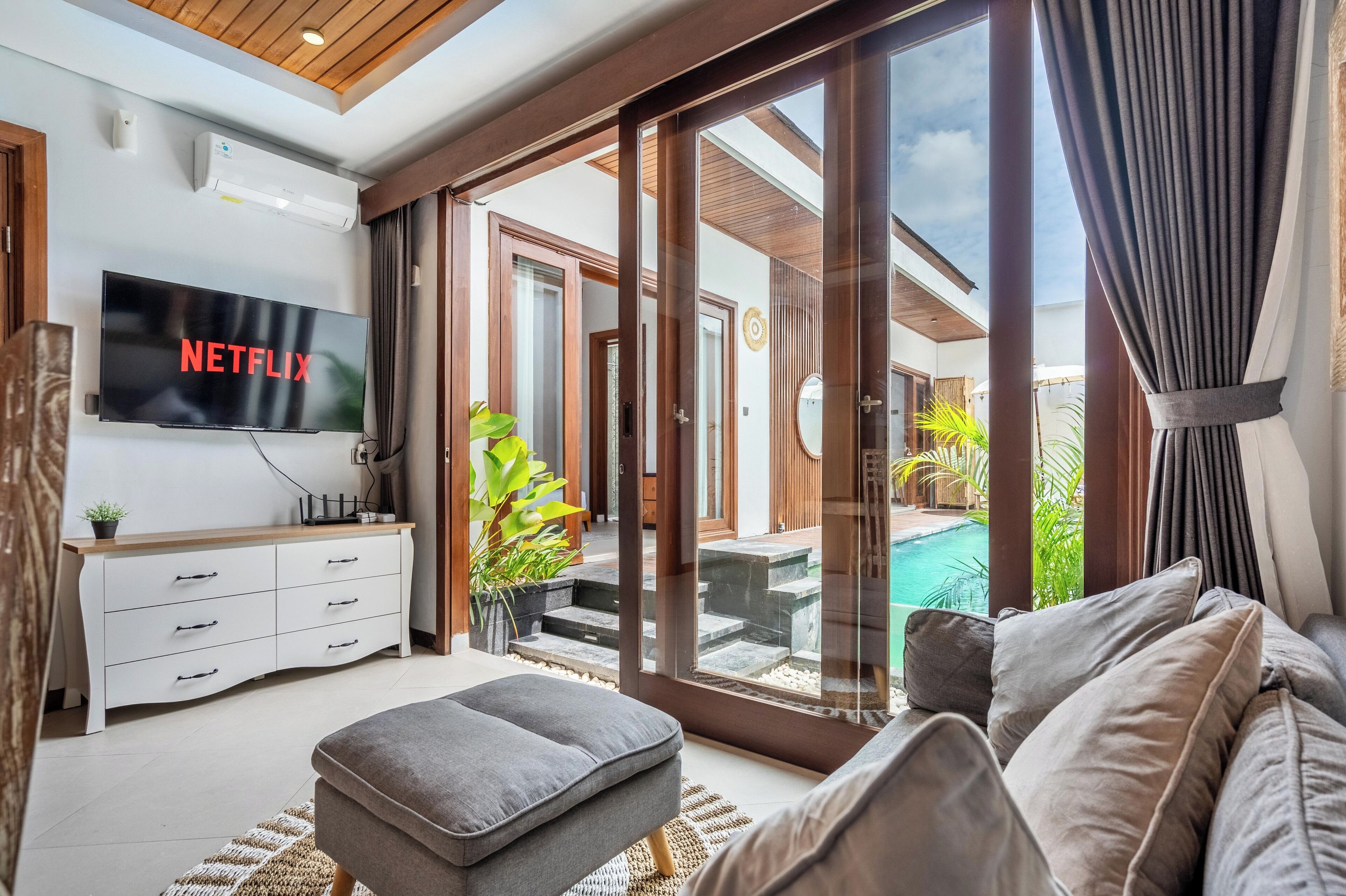Vila luxo, 2 quartos, piscina particular, vista para a piscina | Área de estar | Smart TV 42 polegadas com canais digitais, Netflix