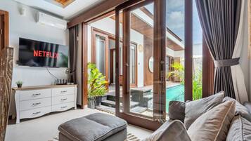 Deluxe-villa - 2 soveværelser - privat pool - udsigt til pool | Opholdsområde | 42-tommers smart-tv med digitale kanaler, Netflix, streamingtjenester