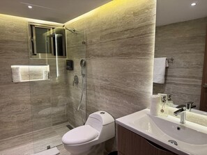 Douche, sèche-cheveux, serviettes fournies, savon