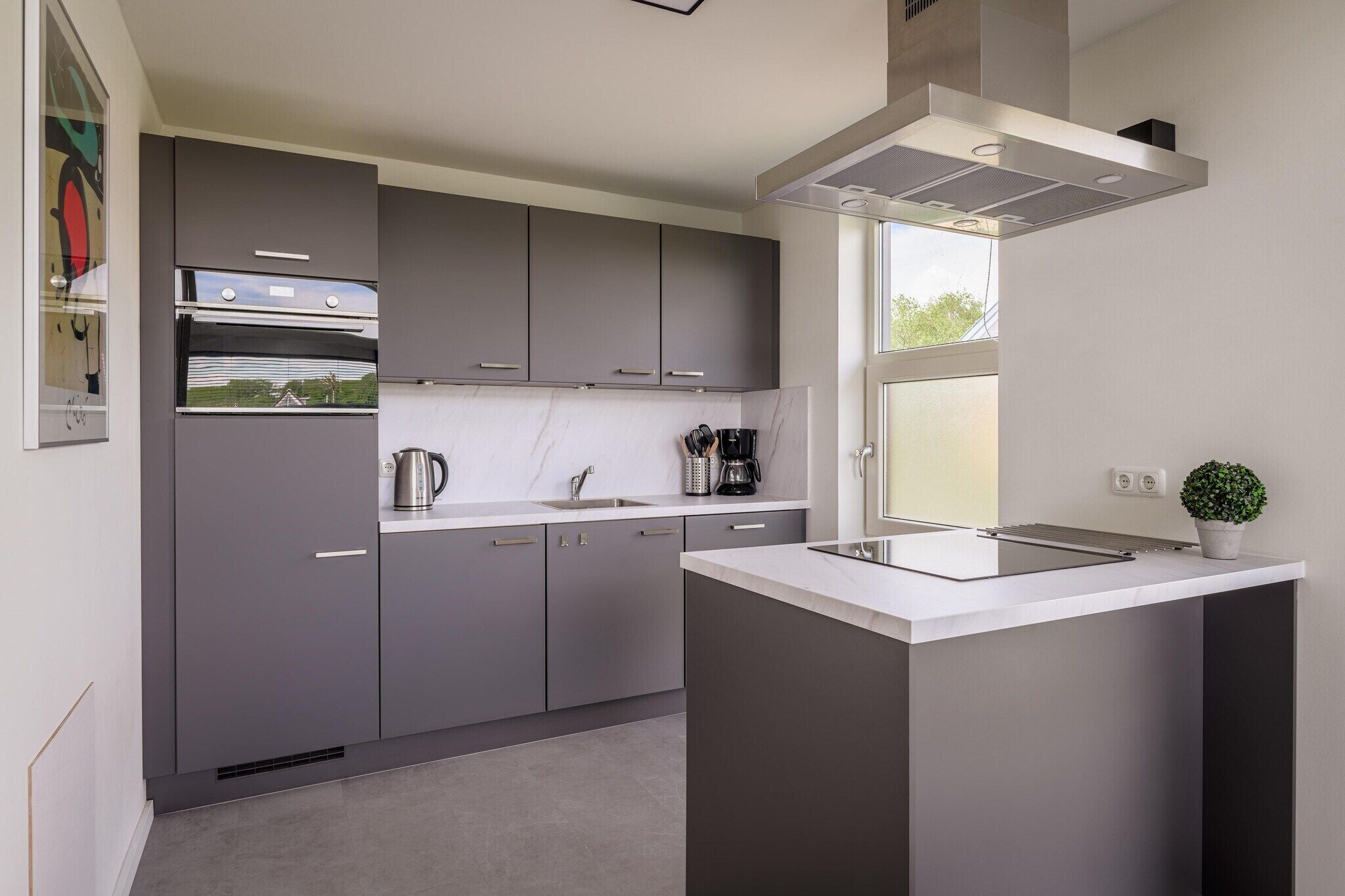 Een koelkast, een magnetron, een vaatwasser