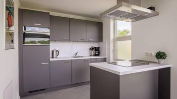 Een koelkast, een magnetron, een vaatwasser