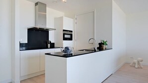Coffee/tea maker, fridge, oven, dishwasher