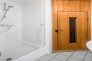 Shower - Bungalow with Private Sauna by the Coast (Scharendijke)