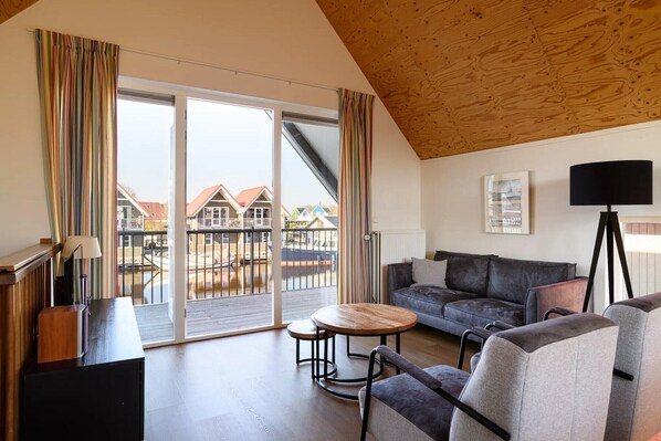 Smart TV - Waterfront escape with marina views (Terherne)