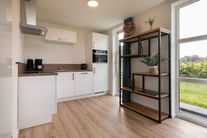 Refrigerador, microondas, lavavajillas y cafetera y tetera 