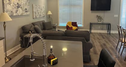 Modern Near Downtown & Hospitals – Greenville Stay