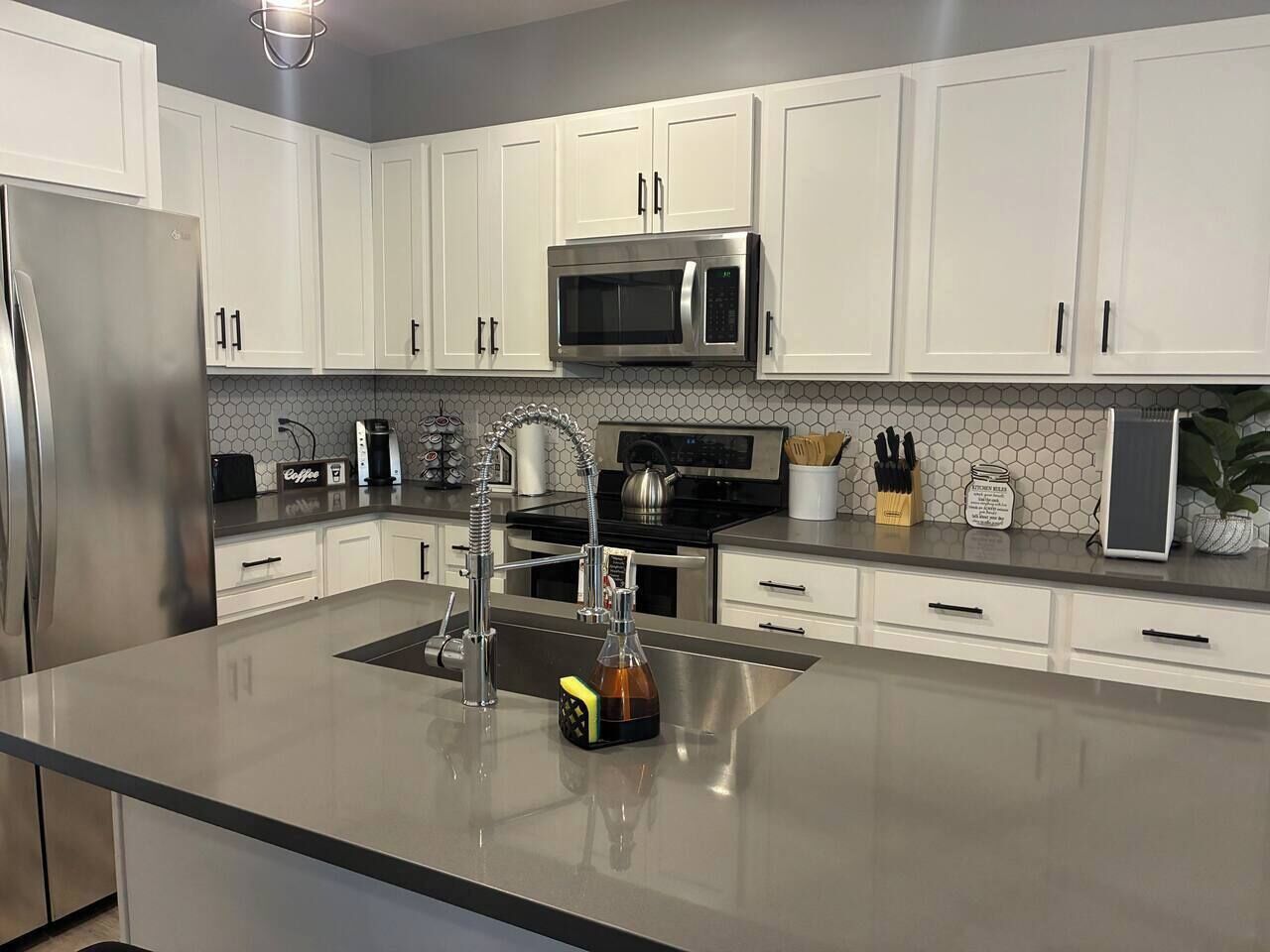 冷蔵庫、電子レンジ、オーブン、コンロ