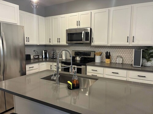 Modern Near Downtown & Hospitals – Greenville Stay