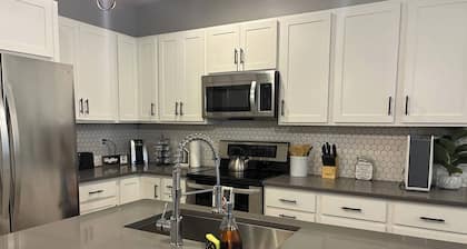 Modern Near Downtown & Hospitals – Greenville Stay