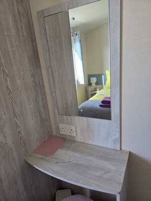 2 bedrooms, iron/ironing board, travel cot, free WiFi