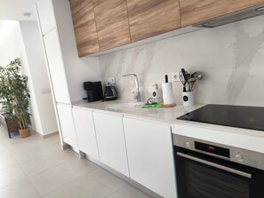 ثلاجة، ميكروويف، فرن، موقد طهي مسطح