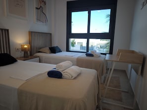 2 عدّة غرف نوم ومكواة/لوح كي وخدمة الإنترنت وملاءات أسرّة