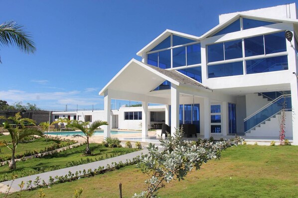 Exterior - Private Villa w Pool & BBQ Up to 25 Guests (Carlos Pintos)