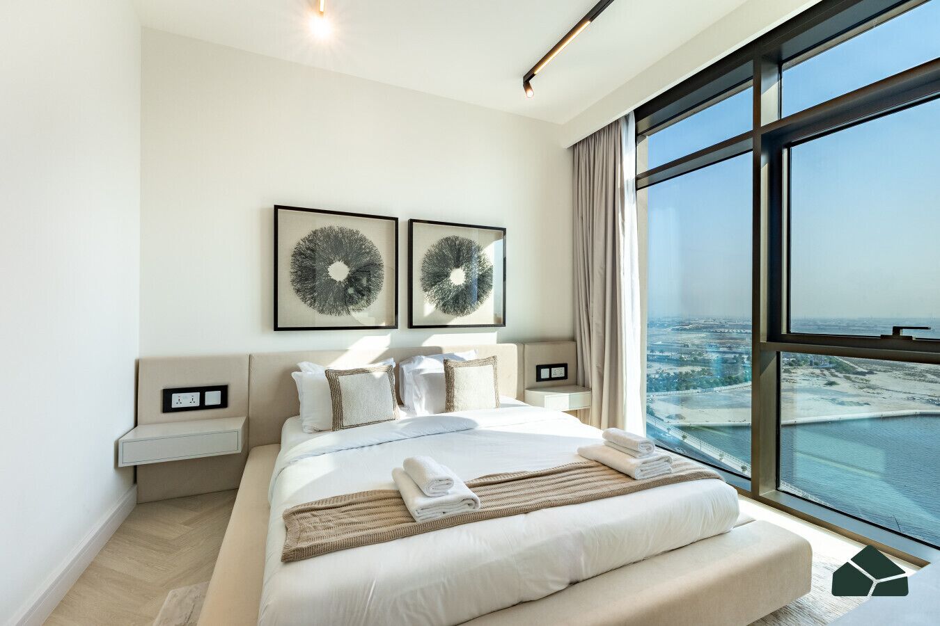 Desk, iron/ironing board, WiFi, bed sheets