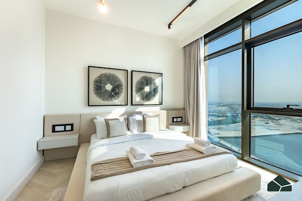 Desk, iron/ironing board, WiFi, bed sheets