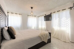 6 bedrooms, iron/ironing board, Internet, bed sheets
