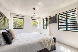 6 bedrooms, iron/ironing board, internet, bed sheets