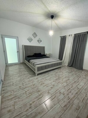 6 bedrooms, iron/ironing board, Internet, bed sheets