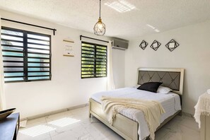 6 bedrooms, iron/ironing board, internet, bed sheets