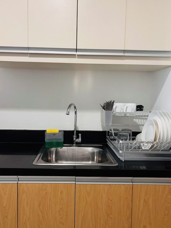 Refrigerador, microondas, placa de cocina