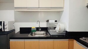 Fridge, microwave, stovetop - Serene Getaway with Prime Emperador View (Iloilo City)