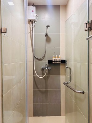 Shower, towels - Peaceful Escape with City Convenience (Iloilo City)