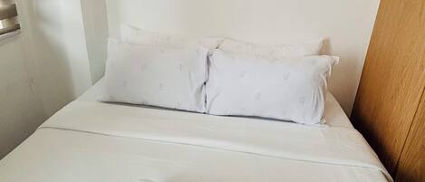 1 slaapkamer, een strijkplank/strijkijzer, internet, beddengoed