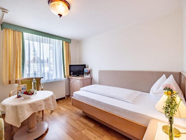 Skrivebord, weekendseng, Wi-Fi, sengetøj