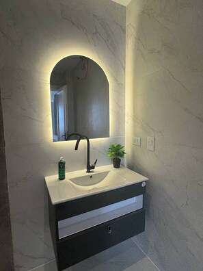 Douche, sèche-cheveux, serviettes fournies, savon