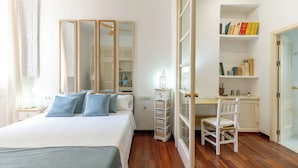 A bedroom with a bed, bedside tables, a desk with a chair, a wardrobe, and a bookshelf. - Virgen de la Luz. 2-bedrooms, 2-bathrooms (Sevilla)