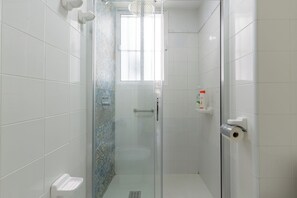 Dusche, Haartrockner, Handtücher, Toilettenpapier