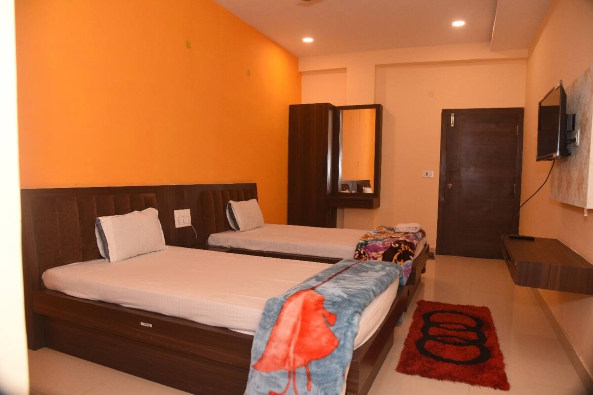 Deluxe Double Room, Balcony, City View | Free WiFi, bed sheets