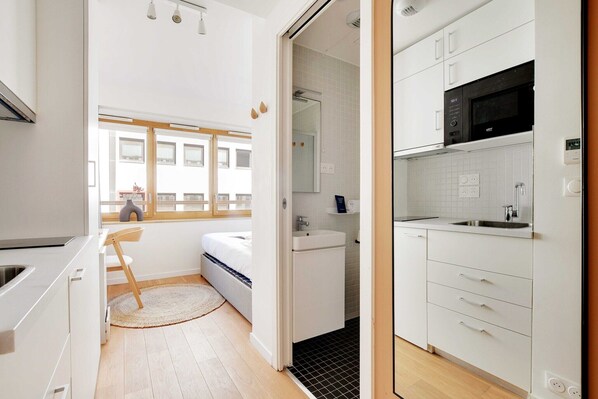 Kühlschrank, Mikrowelle, Wasserkocher mit Kaffee-/Teezubehör