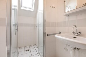 Shower, jetted tub - Tranquil wellness bungalow with garden (Eernewoud)
