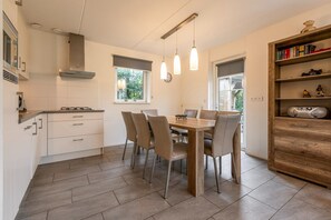 Dining - Tranquil wellness bungalow with garden (Eernewoud)