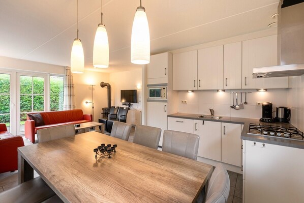 Microwave, dishwasher - Tranquil wellness bungalow with garden (Eernewoud)