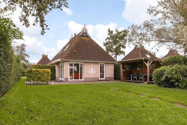 Exterior - Tranquil wellness bungalow with garden (Eernewoud)