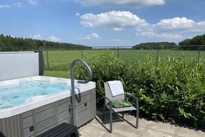 Outdoor spa tub - Lakeside Wellness Bungalow with Hot Tub (Hollandscheveld)
