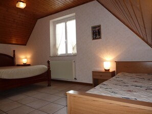 2 bedrooms, iron/ironing board, travel cot, free WiFi