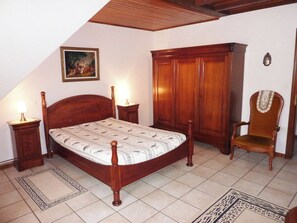 2 bedrooms, iron/ironing board, travel cot, free WiFi