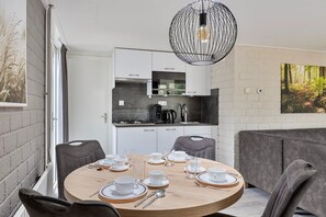 Dining - Tranquil forest bungalow for couple (Kootwijk)