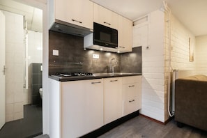 Refrigerador, microondas, placa de cocina, lavavajillas