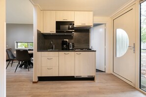 Réfrigérateur, micro-ondes, plaque de cuisson, lave-vaisselle
