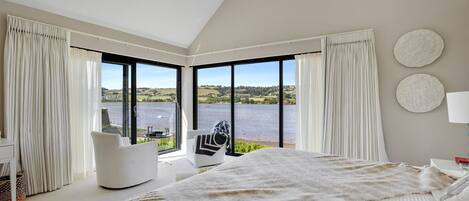 6 bedrooms, desk, iron/ironing board, free WiFi