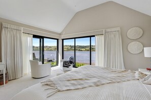 6 bedrooms, desk, iron/ironing board, free WiFi - Gable View – Luxury Riverside Retreat with Panoramic Views & Cinema Room (Combeinteignhead)