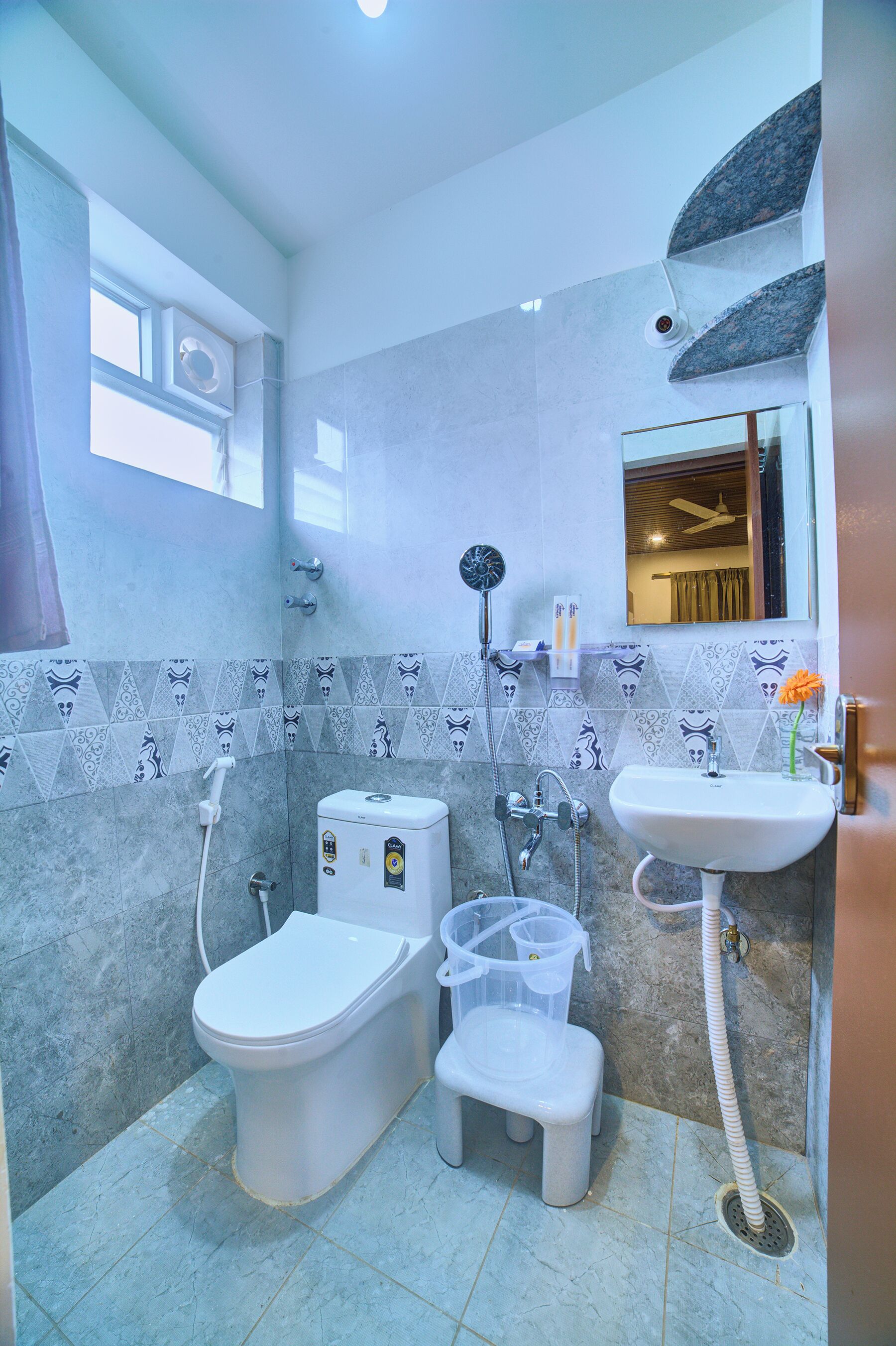 Un baño pequeño con inodoro, bidé y lavamanos.