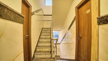 Eine Marmortreppe mit Handlauf, die zu einer Tür mit der Nummer 504 führt.