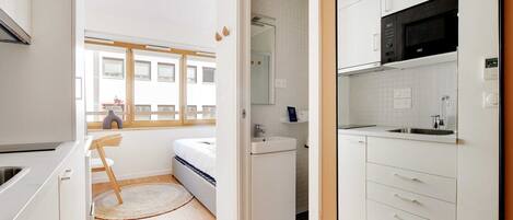 Kühlschrank, Mikrowelle, Herdplatte, Wasserkocher mit Kaffee-/Teezubehör